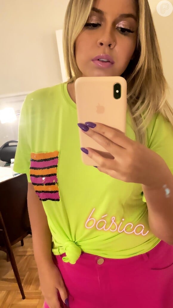 Marília Mendonça usou t-shirt neon e calça pink em foto publicada no Instagram nesta quinta-feira, 6 de dezembro de 2018