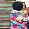 Bruna Marquezine abraça Cacau Protásio nos bastidores do 'Vai Que Cola'