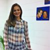 Bruna Marquezine foi na gravação do último episódio do programa 'Vai Que Cola' com uma camisa xadrez transparente