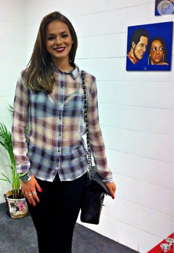 Bruna Marquezine foi na gravação do último episódio do programa 'Vai Que Cola' com uma camisa xadrez transparente