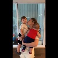 Andressa Suita enche filhos de beijos ao voltar de viagem a trabalho: 'Saudade'