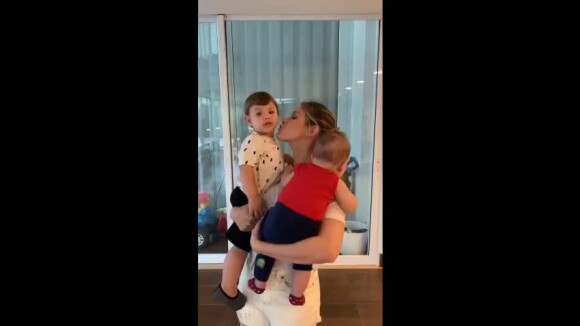 Andressa Suita enche filhos de beijos ao voltar de viagem a trabalho: 'Saudade'