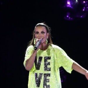 Ivete Sangalo usou ainda um camisetão com seu apelido ao trocar de roupa pela terceira vez