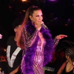 Ivete Sangalo surgiu com novo macacão em seu quinto look na gravação do DVD de seus 25 anos de carreira