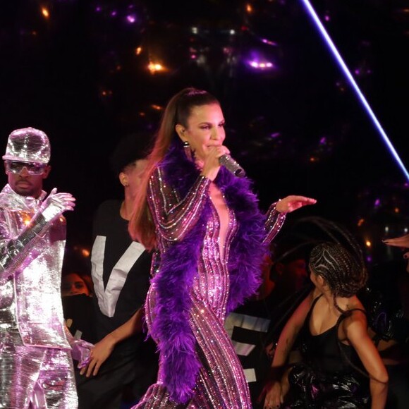 Ivete Sangalo surgiu com novo macacão em seu quinto look na gravação do DVD de seus 25 anos de carreira