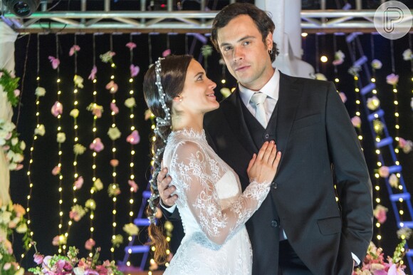 Na novela, os personagens de Sergio Guizé e Bianca Bin se casaram