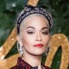 O batom vermelho cintilante que Rita Ora usou no Fashion Awards 2018 é inspiração para a maquiagem de Natal