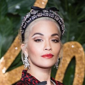 O batom vermelho cintilante que Rita Ora usou no Fashion Awards 2018 é inspiração para a maquiagem de Natal