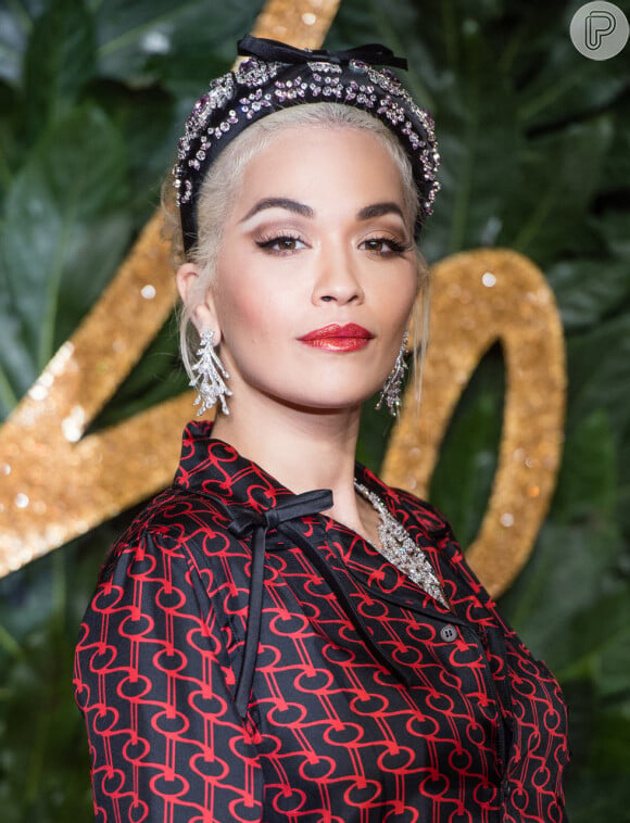 O batom vermelho cintilante que Rita Ora usou no Fashion Awards 2018 é inspiração para a maquiagem de Natal