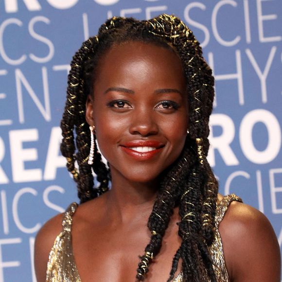 Quem disse que o verde do Natal não pode aparecer na maquiagem? A atriz Lupita Nyong'o usou a cor nas pálpebras combinando com batom vermelho clarinho