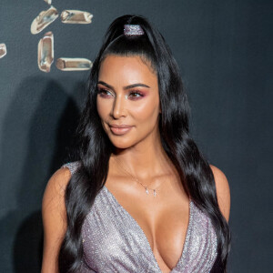 A sombra avermelhada pode cair superbem no Natal para quem quer deixar os lábios com batom nude, como essa maquiagem de Kim Kardashian