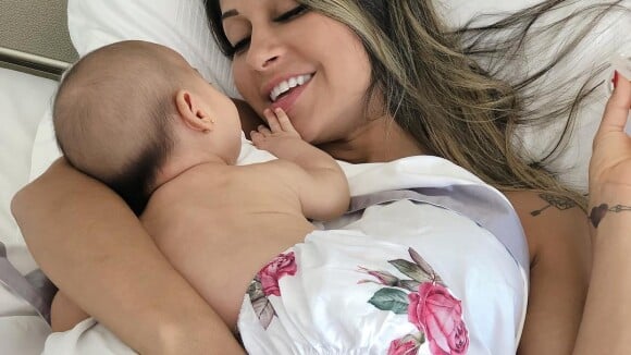 Após críticas, Mayra Cardi deixa web 2 meses após filha nascer: 'Peço para sair'
