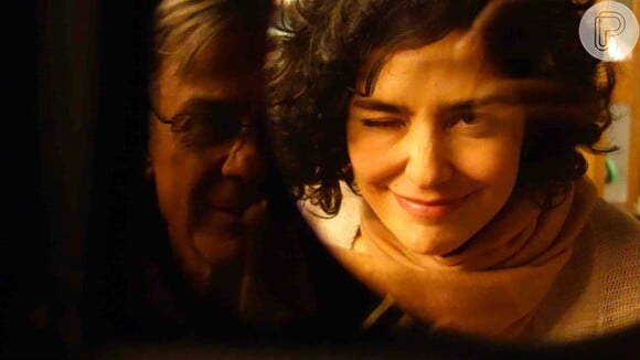 Letícia Sabatella num momento de descontração com o ator Zécarlos Machado, o terapeuta Théo em 'Sessão de Terapia'