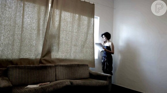 Letícia Sabatella se concentra durante leitura do texto