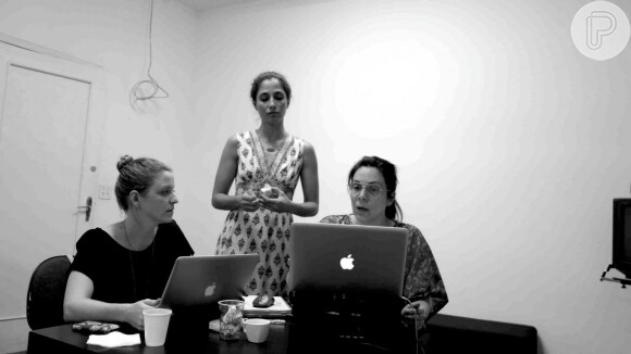 Camila Pitanga troca impressões com a equipe de 'Sessão de Terapia' e é fotografada pelo diretor Selton Mello