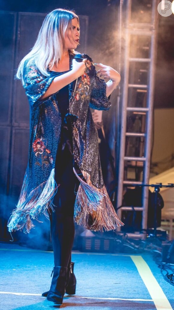 Marília Mendonça usou kimono brilhoso com franjas e bordados florais em show