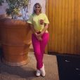 Marília Mendonça já exibiu look neon em foto publicada no Instagram