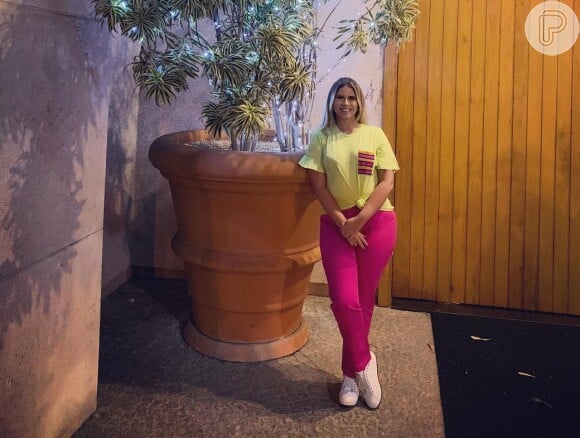 Marília Mendonça já exibiu look neon em foto publicada no Instagram