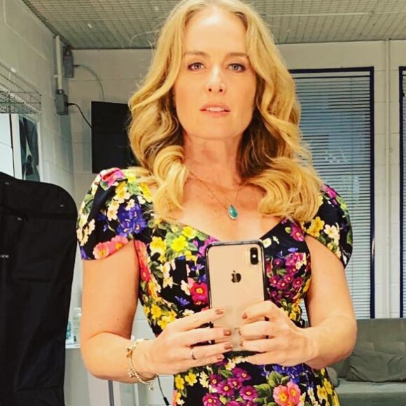 Angélica escolheu vestido floral Dolce & Gabbana para participar de uma premiação da TV Globo nesta quinta-feira, 13 de dezembro de 2018