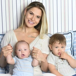 Andressa Suita passou um tempo afastada da web para curtir os filhos