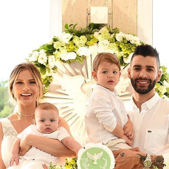 Andressa Suita e Gusttavo Lima deram uma festa para o filho Samuel após batizado