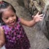 Juliana Alves mostrou a felicidade da filha ao tomar banho de mangueira no Stories