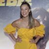 Paolla Oliveira apostou em um vestido amarelo, com fenda, da grife Martu para a pré-estreia do filme 'Bumblebee'
