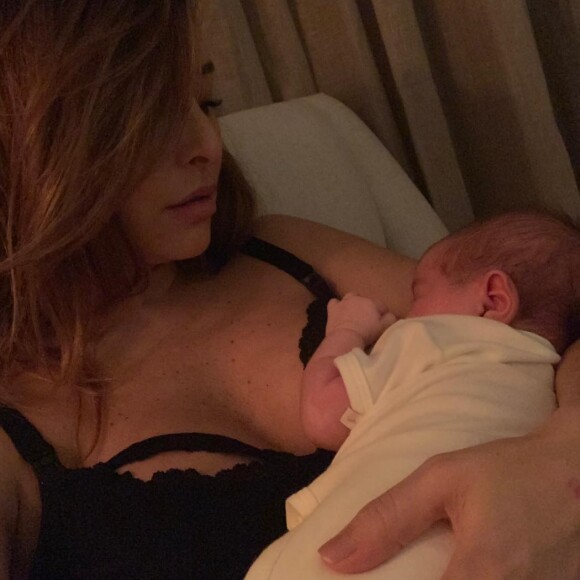 Sabrina Sato mostrou uma foto amamentando a filha, Zoe, no Instagram