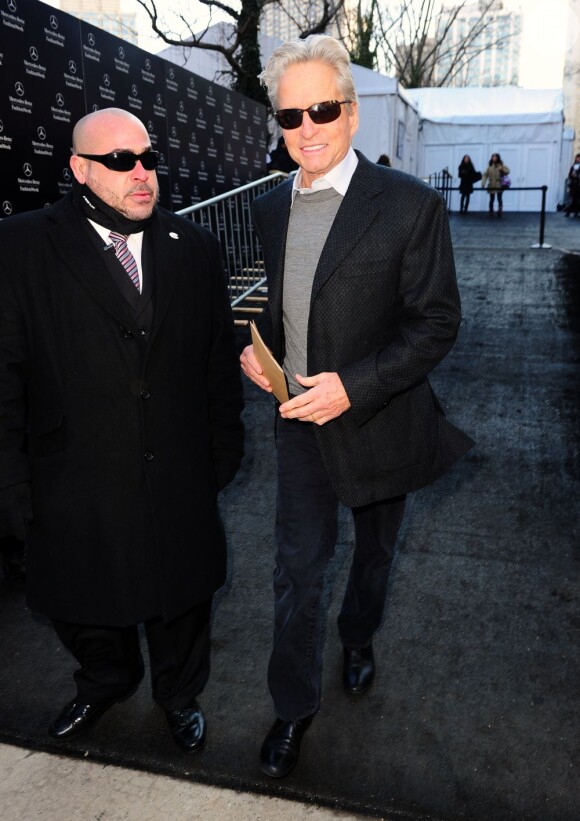 Michael Douglas sorri para a foto ao chegar ao Fashion Week em Nova York, em 13 de fevereiro de 2013