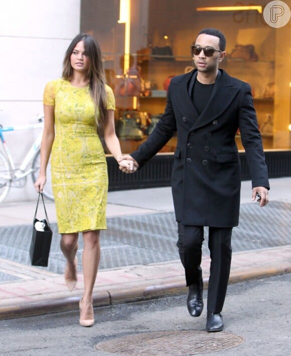 O cantor americano John Legend e sua namorada, a modelo Chrissy Teigen, marcaram presença na Nova York Fashion Week 2013
