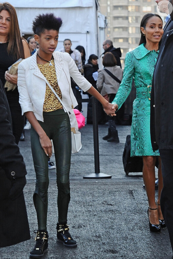 Willow Smith e Jada Pinkett Smith caminham de mãos dadas no Nova York Fashion Week 2013