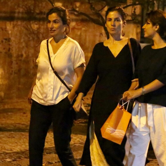 Renata Vasconcellos é fotografada na companhia da irmã gêmea, Lanza Mazza, ao deixar o restaurante Zuka, no Leblon, zona sul do Rio de Janeiro, nesta segunda-feira, 17 de dezembro de 2018