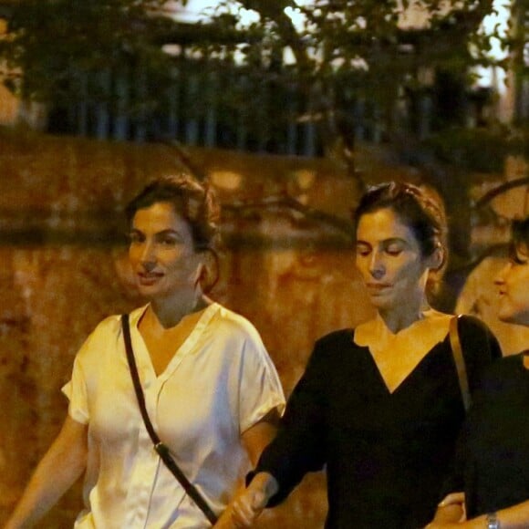 Renata Vasconcellos é fotografada na companhia da irmã gêmea, Lanza Mazza, ao deixar o restaurante Zuka, no Leblon, zona sul do Rio de Janeiro, nesta segunda-feira, 17 de dezembro de 2018