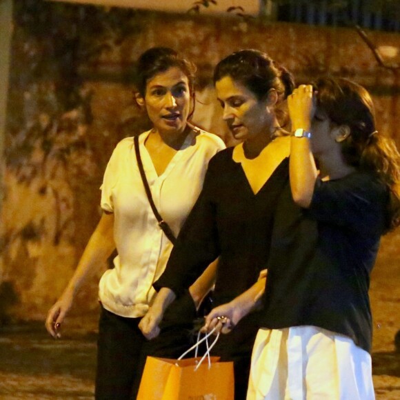 Renata Vasconcellos é fotografada na companhia da irmã gêmea, Lanza Mazza, ao deixar o restaurante Zuka, no Leblon, zona sul do Rio de Janeiro, nesta segunda-feira, 17 de dezembro de 2018