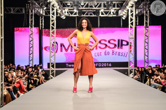 Débora Nascimento desfilou no 'Oscar Fashion Days', em São Paulo, na quinta-feira, 22 de setembro de 2016