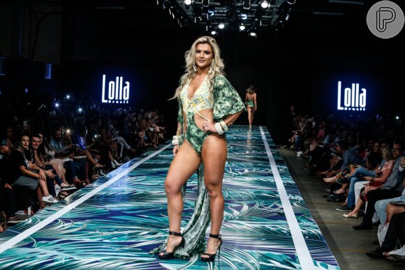 Mirella Santos desfilou com roupa de moda praia em Goiânia na sexta-feira, 25 de agosto de 2017