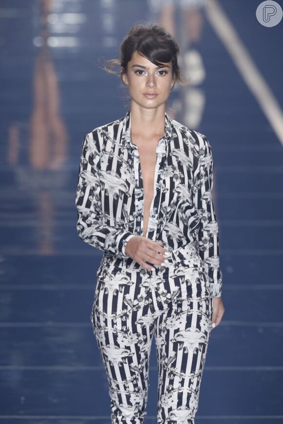 Thaila Ayala volta aos tempos de modelo e estrelou desfile da Ausländer no último dia do Fashion Rio, em 2014