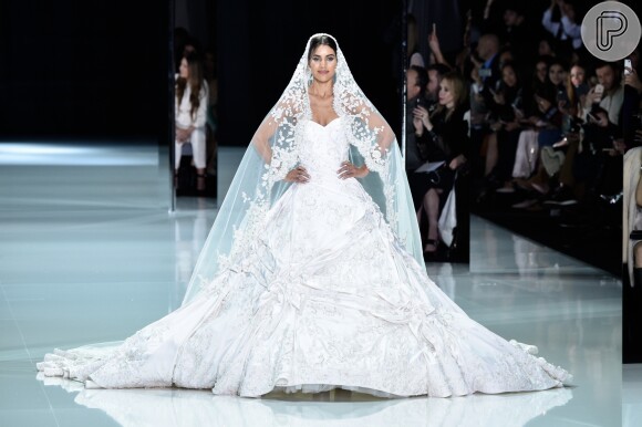 Vestida de noiva, Camila Coelho fechou o desfile de alta-costura da grife britânica Ralph & Russo durante a Semana de Moda de Paris, em 22 de janeiro de 2018