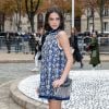 Bruna Marquezine usou sandália de salto acrílico durante participação na Semana de Moda em Paris