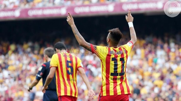 Neymar comemora a vitória do Barcelona com a torcida