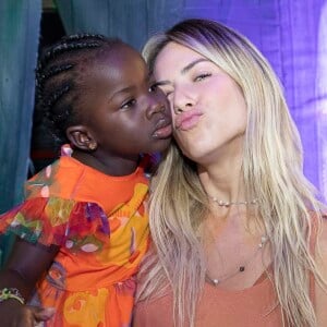 Giovanna Ewbank se encantou ao ver que a filha, Títi, estava ajudando na reforma do novo quarto