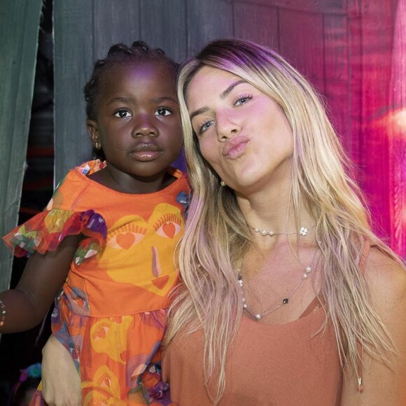 Gio Ewbank flagra a filha, Títi, ajudando a instalar móvel em quarto nesta quarta-feira, dia 19 de dezembro de 2018