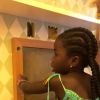 Gio Ewbank flagra a filha, Títi, ajudando a instalar móvel em quarto nesta quarta-feira, dia 19 de dezembro de 2018