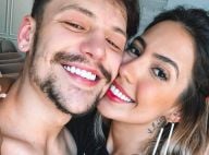 Grávida, Gabi Brandt vai ao show do noivo e curte com Maisa Silva. Vídeo!