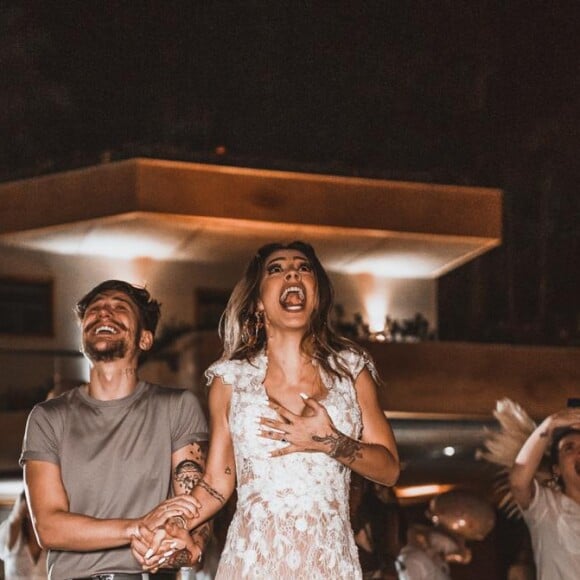 Gabi Brandt e Saulo Poncio descobrem sexo do bebê em chá revelação