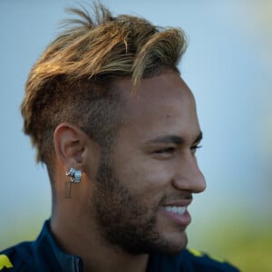 Neymar é fã de mudanças de visual e decidiu adotar um cabelo novo na reta final do ano