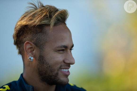 Neymar é fã de mudanças de visual e decidiu adotar um cabelo novo na reta final do ano