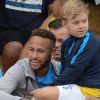 Neymar posou com a família para exibir seu novo visual nas redes