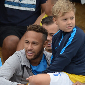 Neymar posou com a família para exibir seu novo visual nas redes