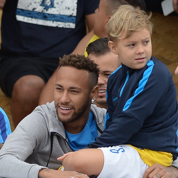 Neymar posou com a família para exibir seu novo visual nas redes